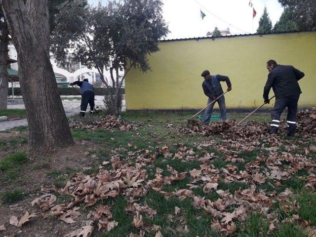 Mevsimlik Çiçekler Alaşehir’in Her Yanında