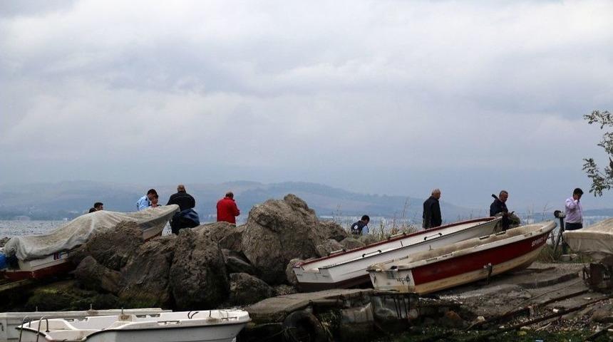 Polisten Ka&ccedil;ak Midye Avcılarına Su&ccedil; &Uuml;st&uuml;