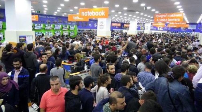 Teknoloji Mağazasında Indirim Izdihamı