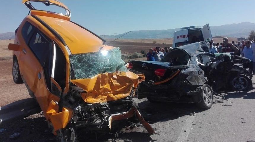 Otomobil İle Ticari Taksi Çarpıştı: 3 Ölü