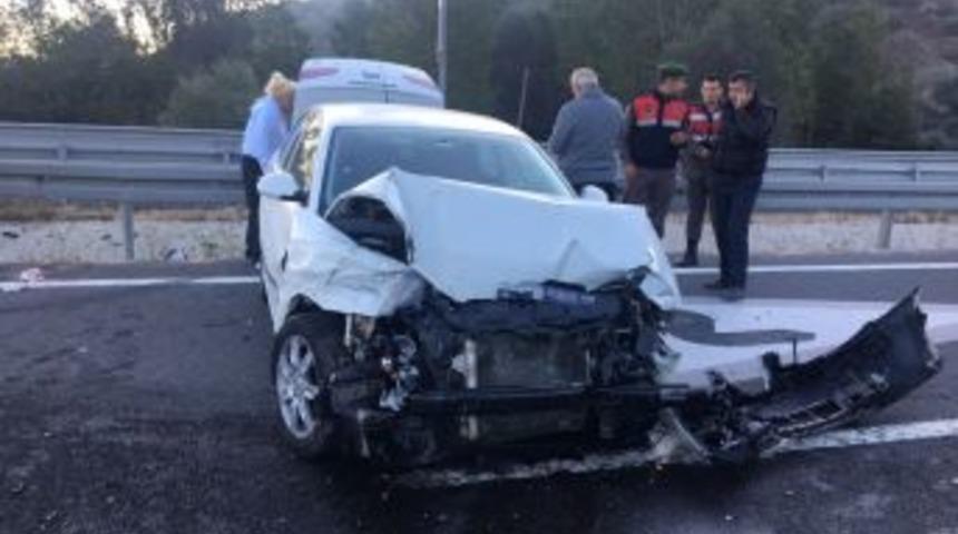 Otomobil Bariyerlere &Ccedil;arptı