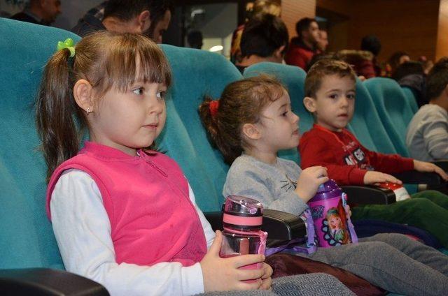 Miniklerden Çocuk Sinema Günlerine Yoğun İlgi