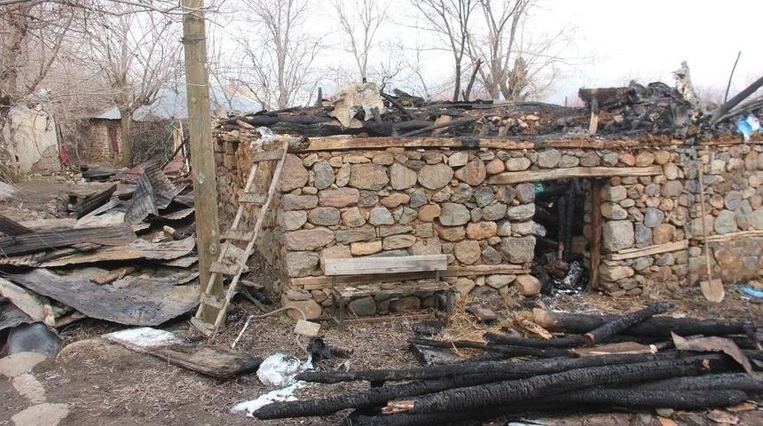 Yanan Ahırda Tavuklar Telef Oldu