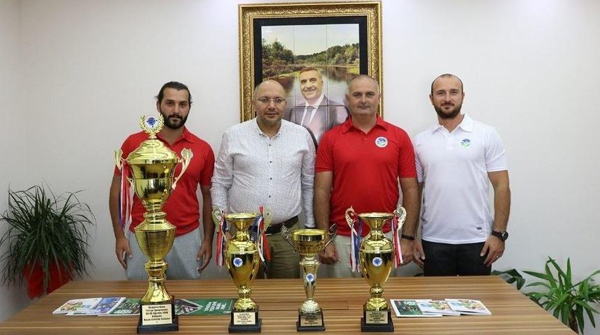 Sporcular Kazandıkları Kupaları Kul&uuml;p Başkanına Hediye Ettiler