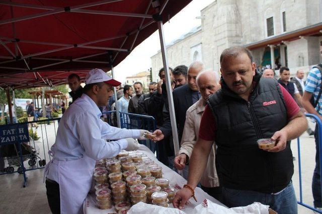 Fatih Camii’nde Cuma Namazı Sonrası Aşure İkramı