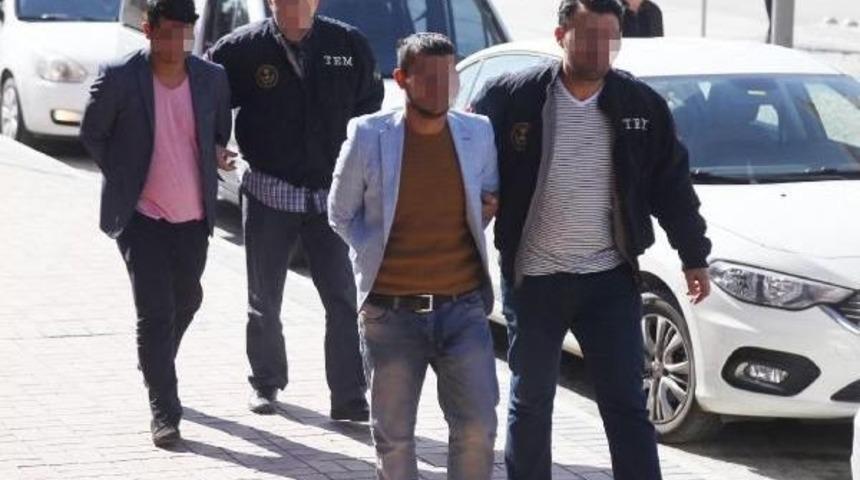 D&uuml;ğ&uuml;nde Ter&ouml;r &Ouml;rg&uuml;t&uuml;n&uuml; &Ouml;ven Şarkı S&ouml;yledikleri Iddia Edilen 2 Şarkıcı Adliyede