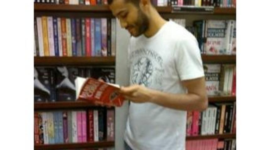 Evin Teras Katında Kalan Genç, Banyoda Ailesi Tarafından Boğazı Kesilmiş Olarak Bulundu