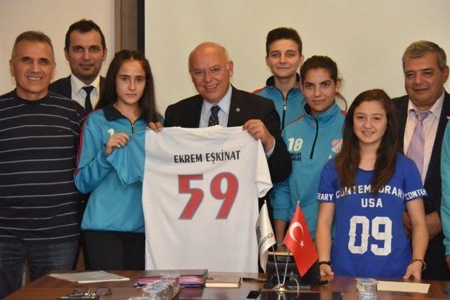 Başkan Eşkinat’dan Tekirdağ Ghsk Kadın Futbol Takımına Destek