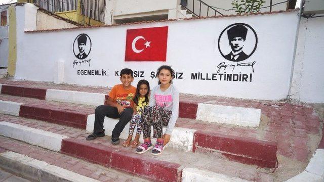 Bayrak Ve Atatürk Sevgisini Duvara İşledi 1