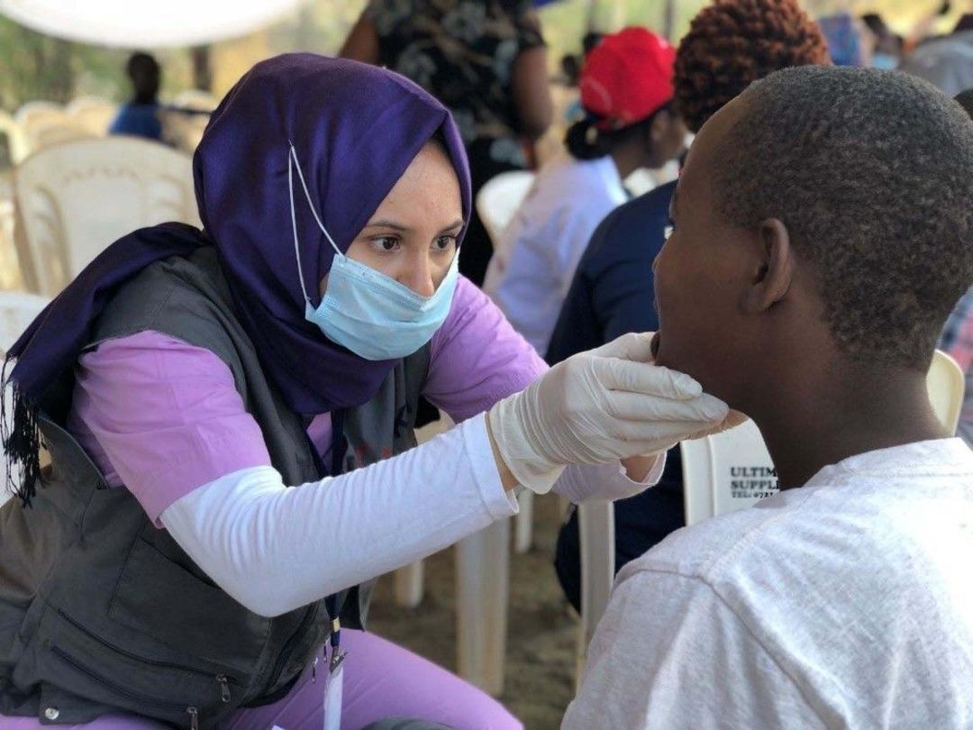 Tika&rsquo;nın G&ouml;n&uuml;ll&uuml; El&ccedil;ilerinden Kenya&rsquo;da İki Bin &Ccedil;ocuğa Diş Sağlığı Taraması