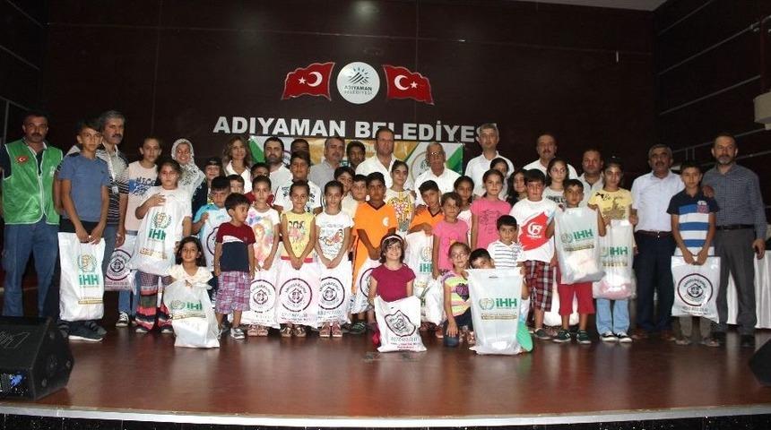 Yetim &Ccedil;ocuklar Bayramlıkla Sevindirildi