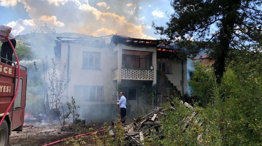 Yangında İki Katlı Ev Kullanılmaz Hale Geldi