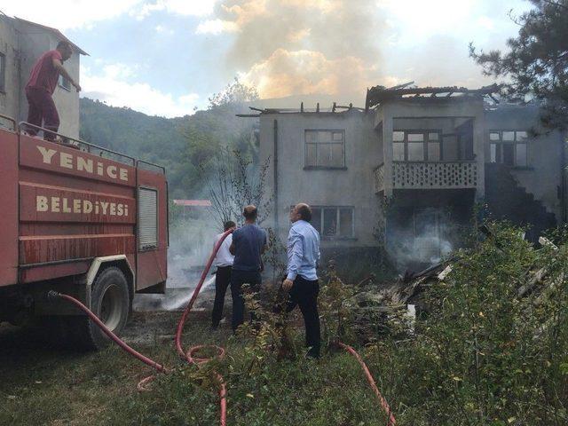 Yangında İki Katlı Ev Kullanılmaz Hale Geldi