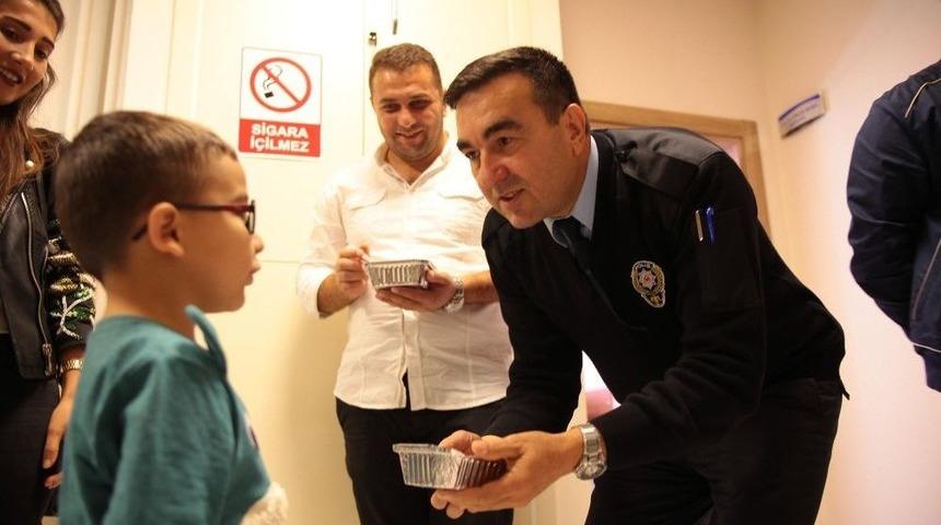 Minik &Ouml;ğrenciler Polis Merkezinde Aşure Dağıttı