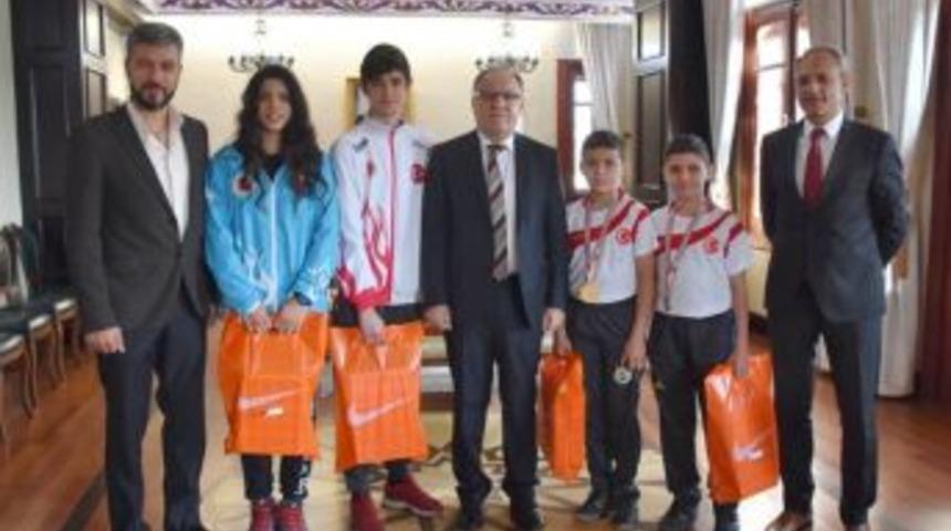 Şampiyonlardan Vali Tutulmaz&rsquo;a Ziyaret