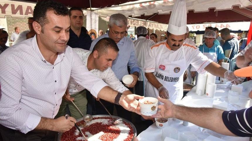 Alanya Belediyesi Vatandaşlara Aşure İkram Etti