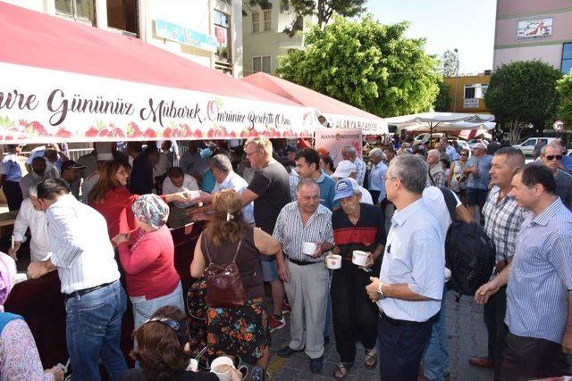 Alanya Belediyesi Vatandaşlara Aşure İkram Etti