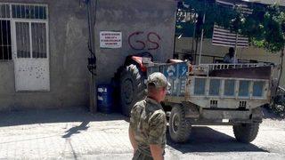 Traktör Kahvehaneye Daldı