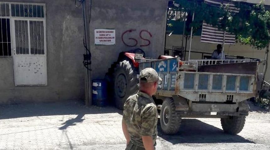 Traktör Kahvehaneye Daldı