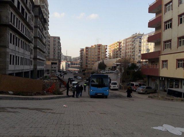 Mardin’de Kamyonun Çarptığı Direk Devrildi