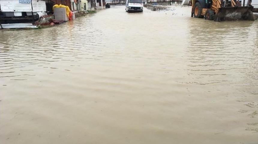 Sağanak Yağış, Sahille Denizi Birleştirdi