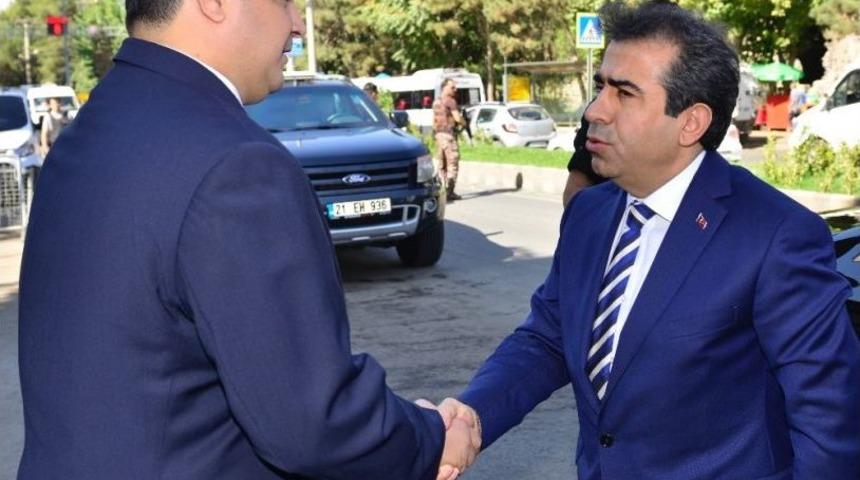 Vali G&uuml;zeloğlu, Merkez İl&ccedil;e Kaymakamlıklarını Ziyaret Edip &Ccedil;alışmalar Hakkında Bilgi Aldı