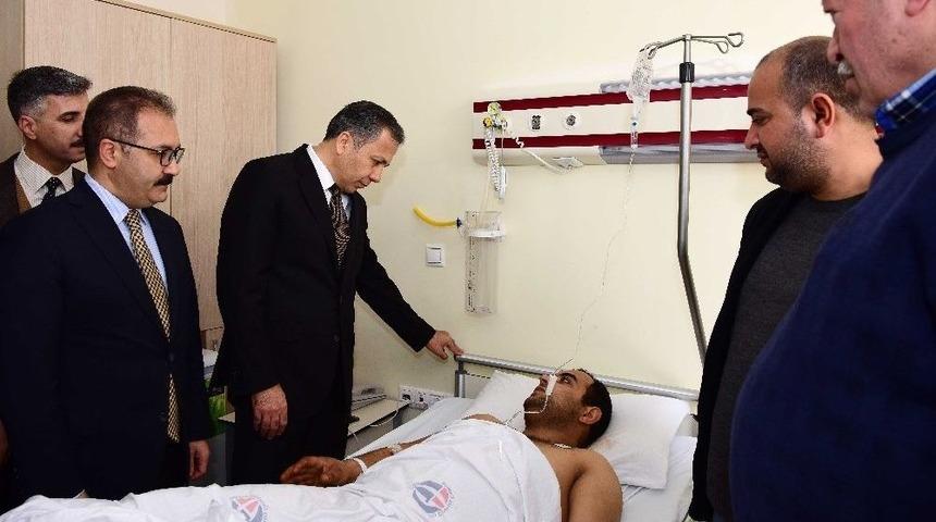 Vali Yerlikaya, Kilis&rsquo;e D&uuml;şen Roketle Yaralanan Mustafa Kara&rsquo;yı Ziyaret Etti