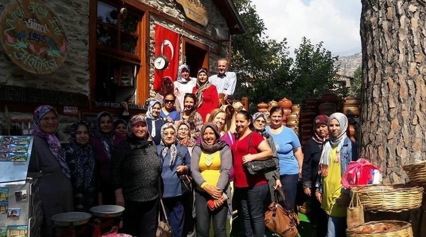 Ahmetlili Kadınlar Birgi&rsquo;yi Gezdi