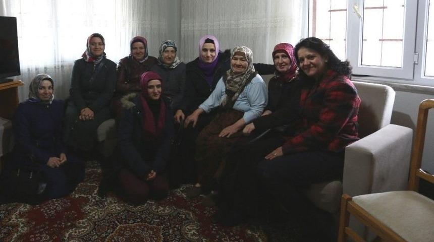 Maharetli Eller Hem G&ouml;n&uuml;lleri Hem De Ağızları Tatlandırıyor