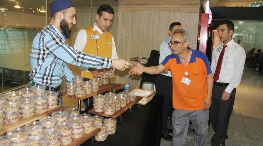 Havalimanında Yolculara Aşure Dağıtıldı