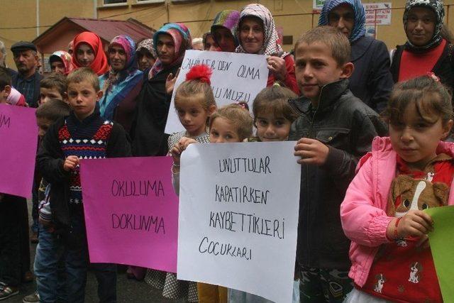 Trabzon’un Yomra İlçesi Madenli Mahallesinde Velilerin Taşımalı Eğitim Tepkisi