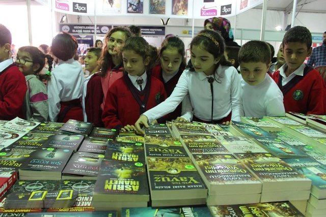 Elazığ’da Kitap Fuarına Yoğun İlgi, Ziyaretçi 50 Bini Geçti