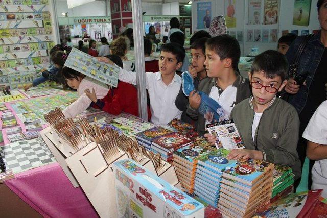 Elazığ’da Kitap Fuarına Yoğun İlgi, Ziyaretçi 50 Bini Geçti