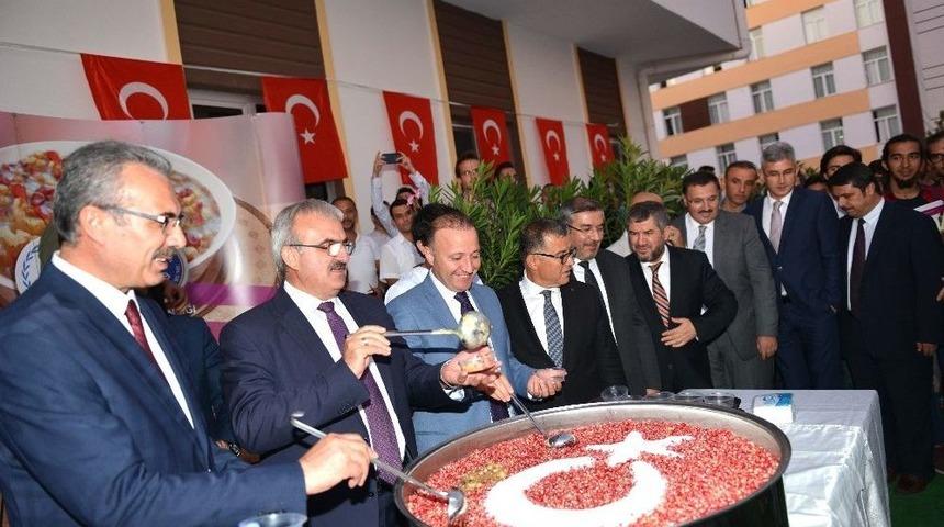 Kyk&rsquo;da Kalan &Ouml;ğrencilere Aşure İkram Edildi