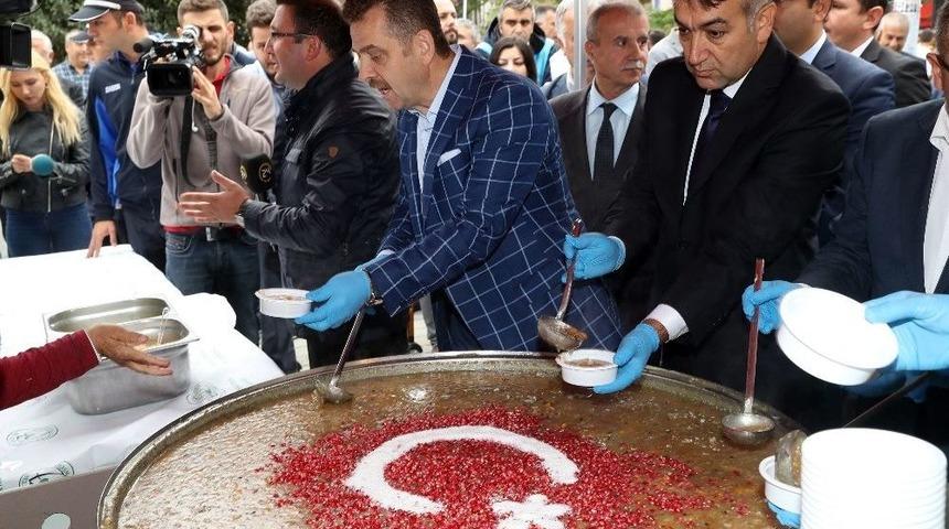 Gaziosmanpaşa’da Binlerce Kişiye 3 Ton Aşure Dağıtıldı