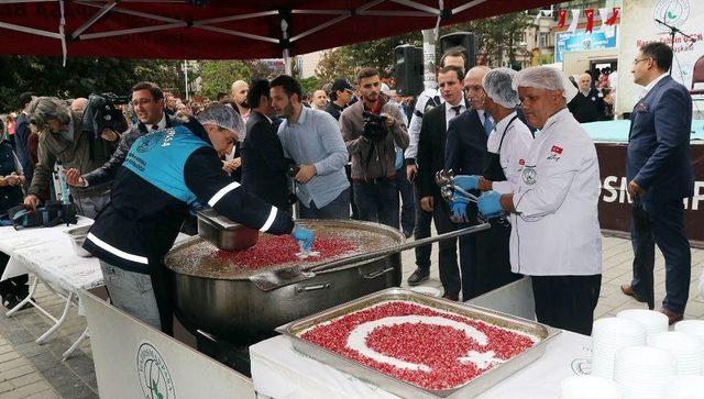 Gaziosmanpaşa’da Binlerce Kişiye 3 Ton Aşure Dağıtıldı