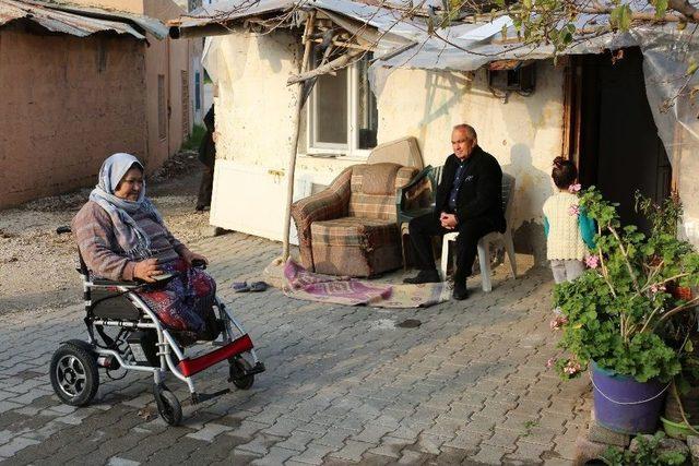 Erdemli’de Yatalak Hastalara Yatak, Engelli Vatandaşlara Akülü Araba