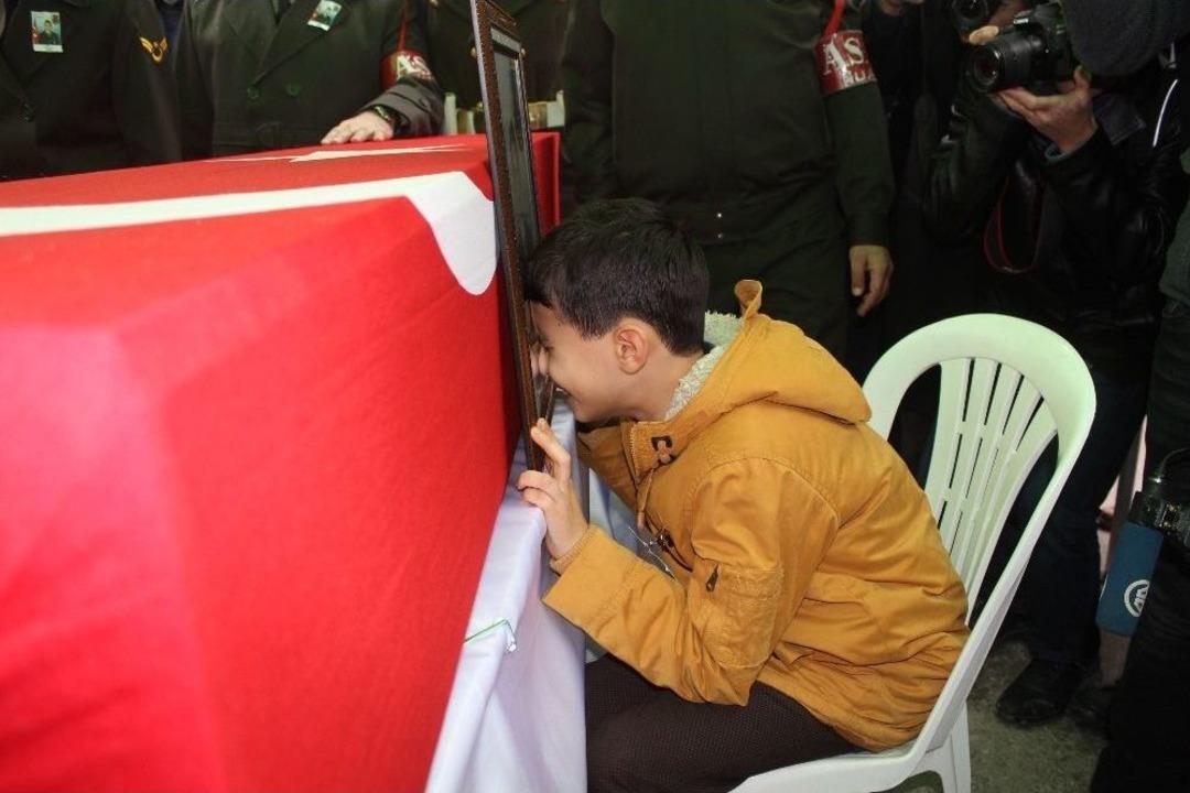 &Ccedil;ığ Altında Kalan Şehide Yağmur Altında G&ouml;zyaşları İle Veda