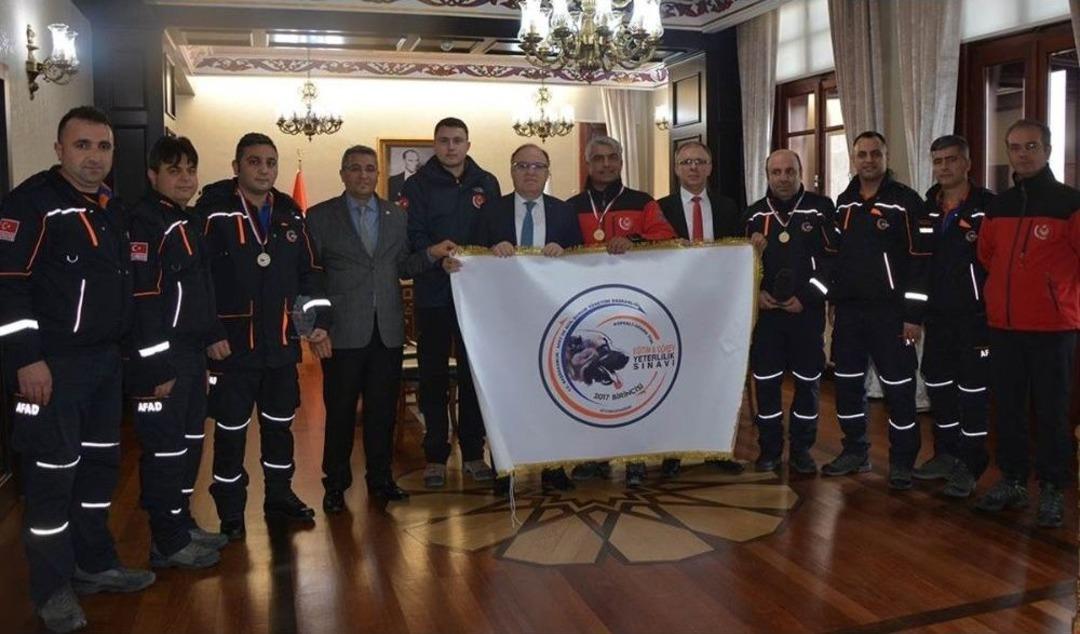 Afad Eğitiminden Ge&ccedil;en K&ouml;pekler Sınavda Ter D&ouml;kt&uuml;