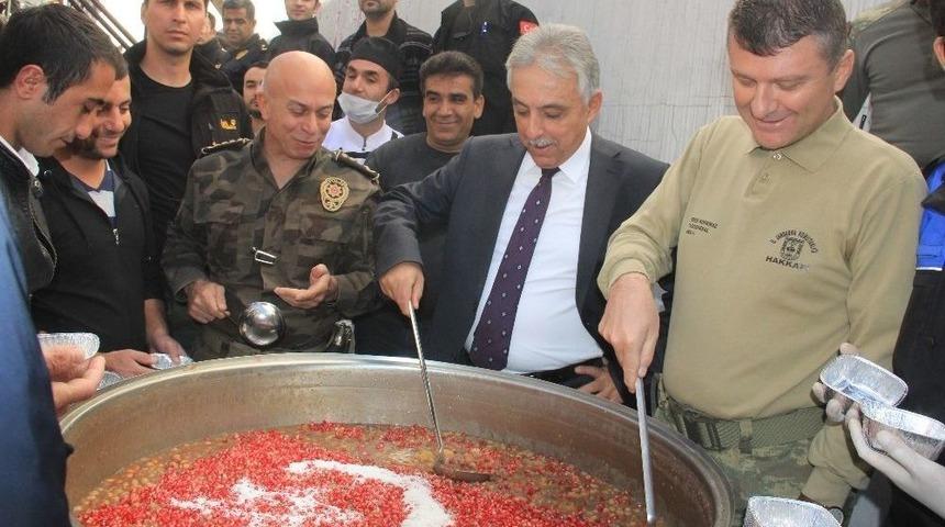 Hakkari&rsquo;de Emniyet Ve Jandarma 2 Bin Kişiye Aşure Dağıttı