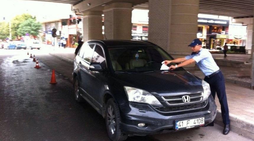 K&ouml;rfez&rsquo;de Hatalı Park Yapan Ara&ccedil;lara Ceza