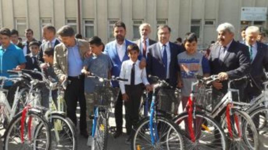 Boyraz G&uuml;r&uuml;n&rsquo;&uuml; Unutmuyor.