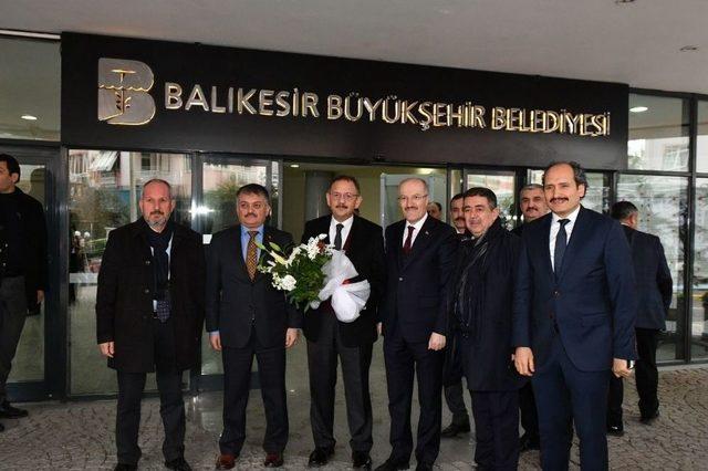 Bakan Özhaseki, Büyükşehir Belediyesini Ziyaret Etti