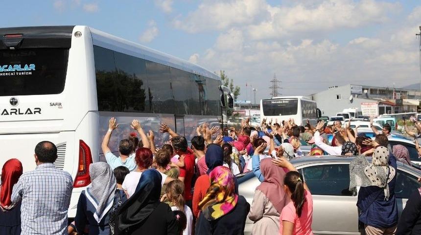 K&ouml;rfez&rsquo;de Hacı Adayları Dualarla Uğurlandı