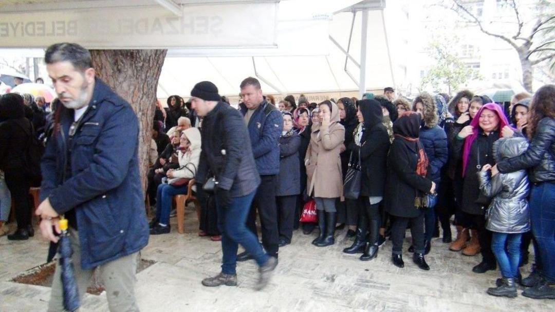 Kazada Hayatını Kaybeden Gen&ccedil; Kızlar G&ouml;zyaşlarıyla Uğurlandı