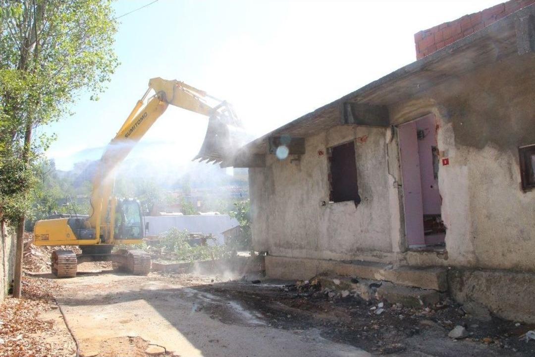 Kartal&rsquo;da 20 Gecekondu Kentsel D&ouml;n&uuml;ş&uuml;m İ&ccedil;in Yıkıldı