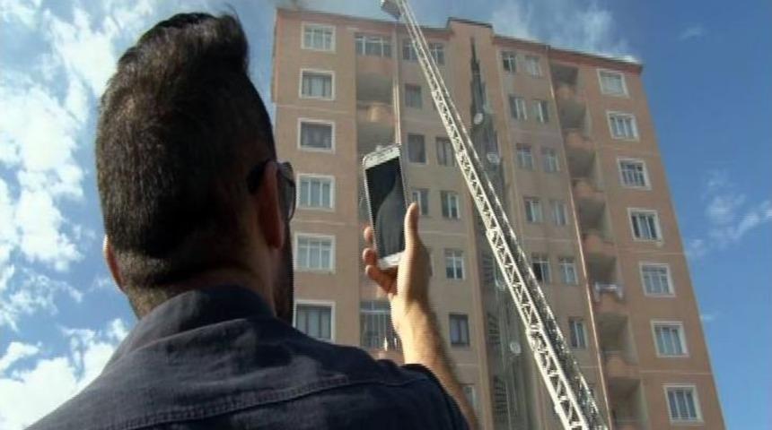 Dumanı G&ouml;ren Telefona Sarıldı