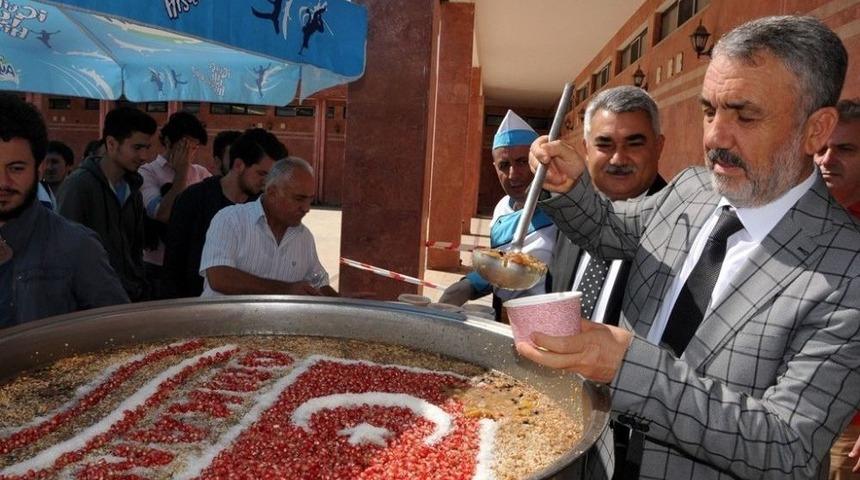 Om&uuml;&rsquo;den Aşure İkramı