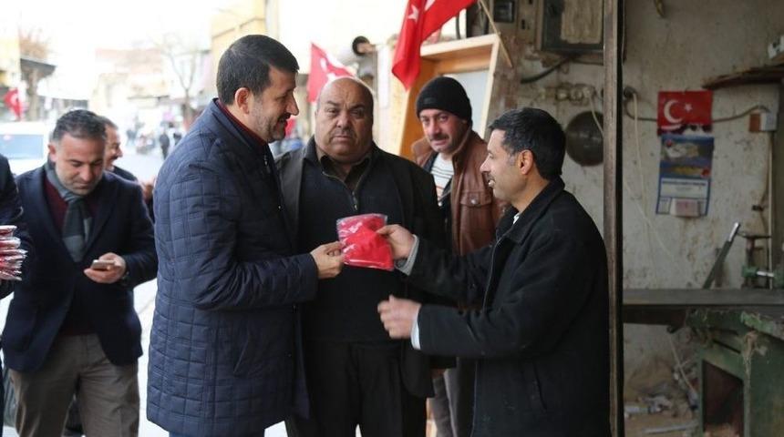 Eyy&uuml;biye&rsquo;de Esnafa Bayrak Dağıtıldı