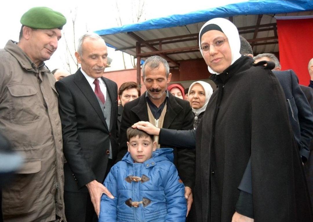 Ak Parti Genel Başkan Yardımcısı Ravza Kavakcı Kan&rsquo;dan Şehit Evine Ziyaret